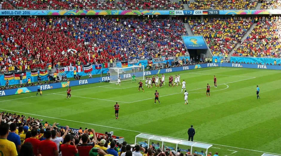 Stade de football rempli de supporters lors d'un match international de la Coupe du Monde 2026